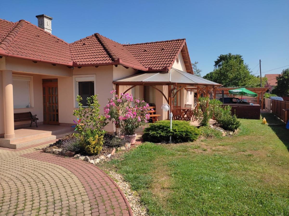 Aqua Azur Apartman Hajdúszoboszló Exterior foto